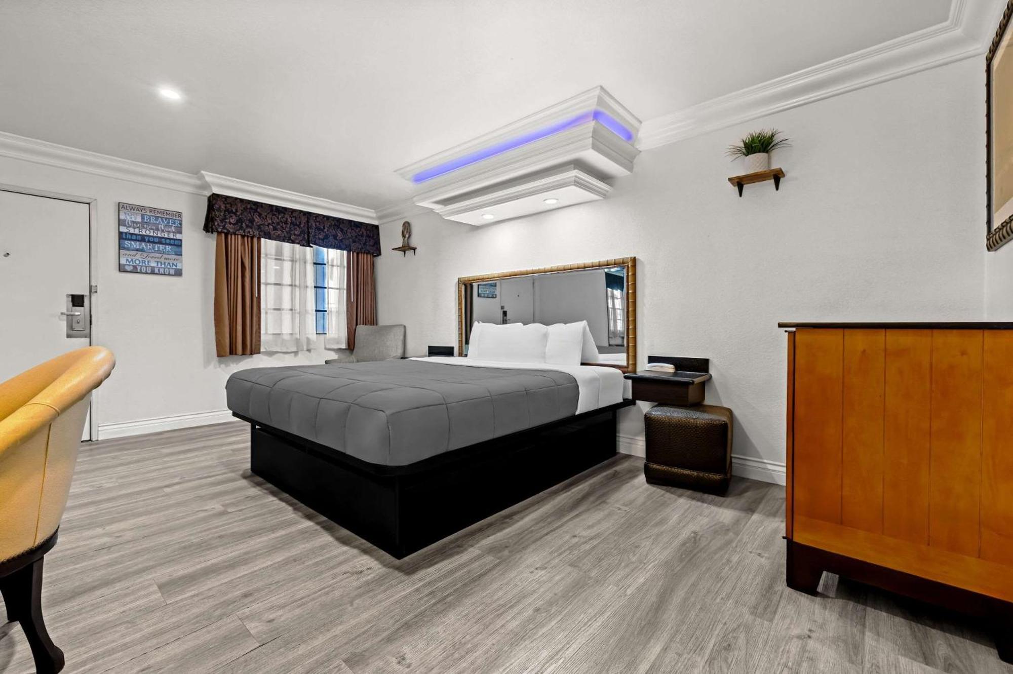 Rodeway Inn แซนตาแอนา ภายนอก รูปภาพ